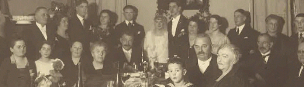 HochzeitLieselRosenfeld&LouisHirsch oo16.1.1927_vorne Mitte im Matrosenanzug JustinHirsch Links_neben der Brausitzend MaxRosenfeld